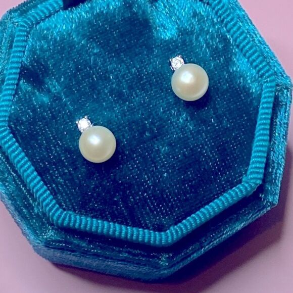 💛 14k White Gold Plated Designer Faux Pearl & CZ Stud Earrings - Picture 3 of 7